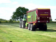 Deutz Agrotron X 720 traktorius ir Strautmann Giga Vitesse IV DO Duo Plus šieno rinktuvas